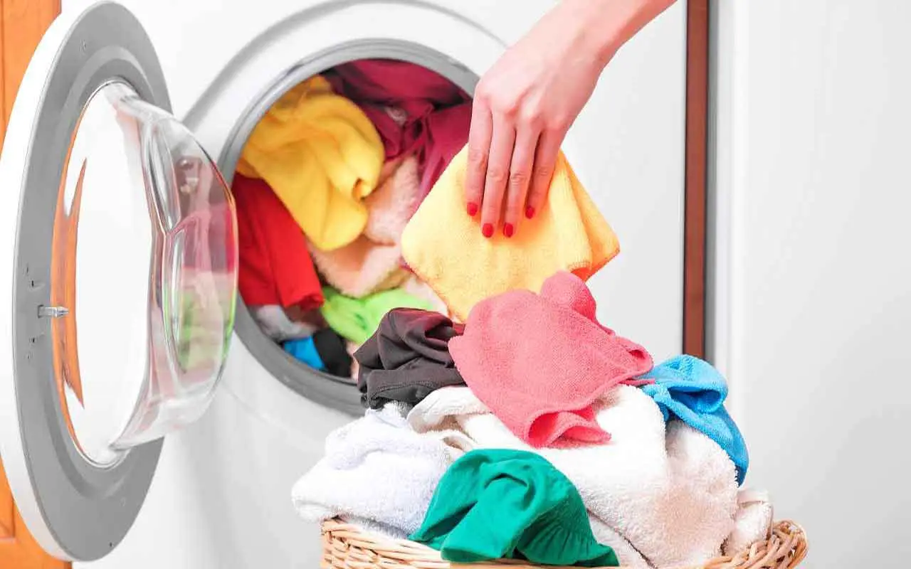 L’errore comune che commetti lavando la maglia termica e che la rovina irrimediabilmente