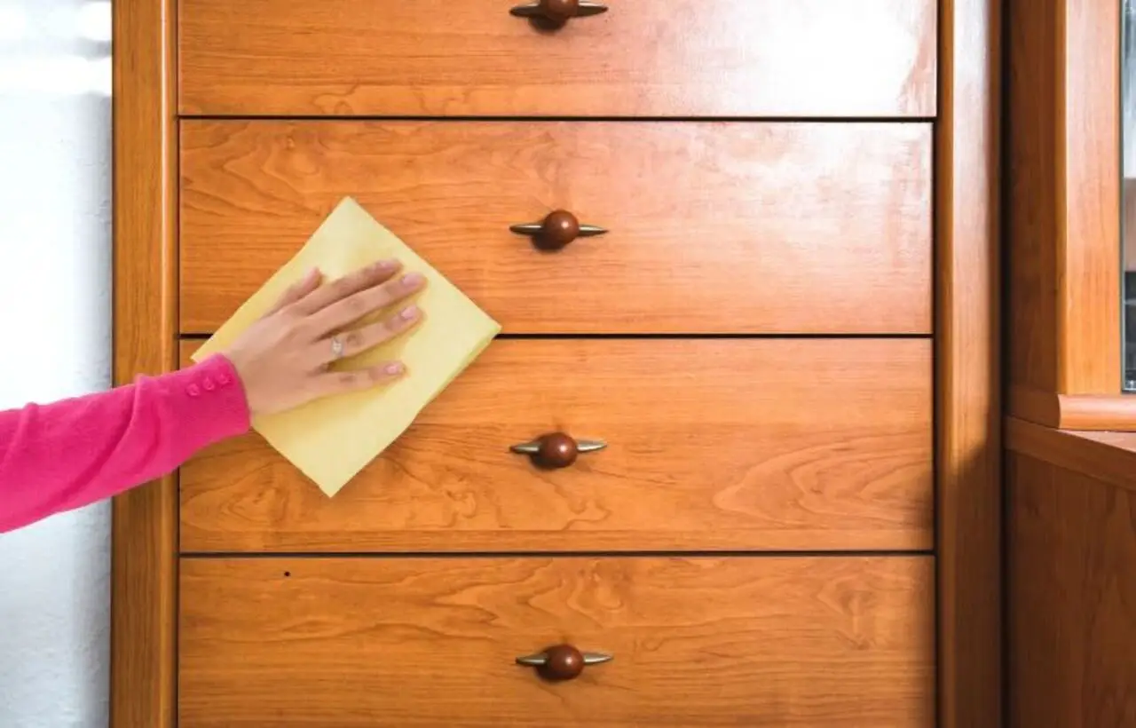 Attenzione a non usare lo sgrassatore sul legno: ecco perché lo rovina irrimediabilmente