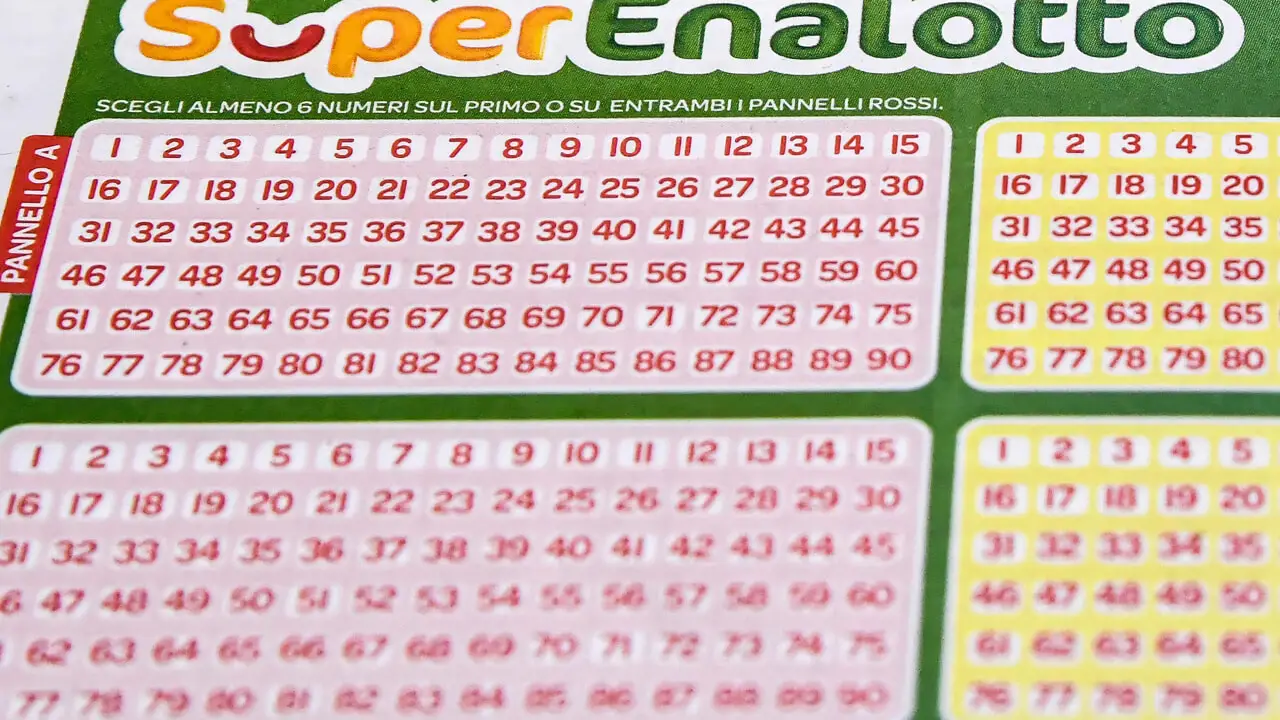 Giocare al Superenalotto online o in ricevitoria? Ecco dove paghi meno commissioni